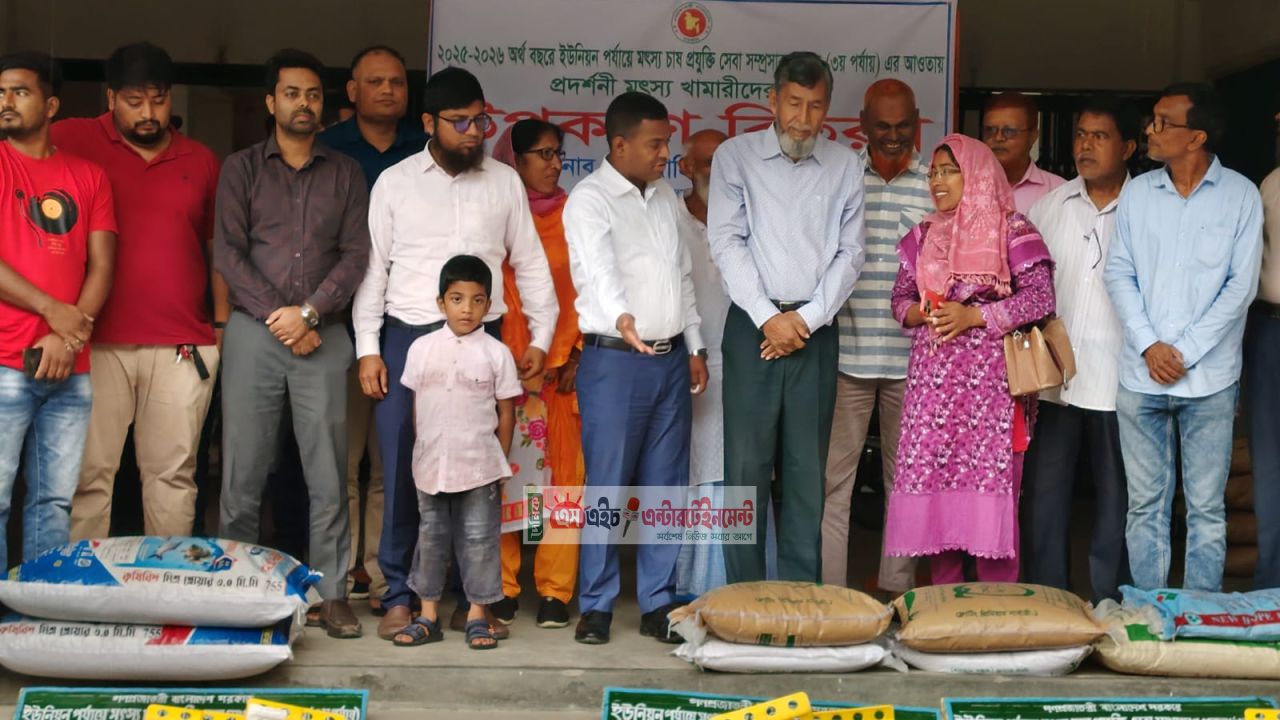 পীরগঞ্জে মৎস্য খামারিদের মাঝে প্রযুক্তি সহায়তা বিতরণ
